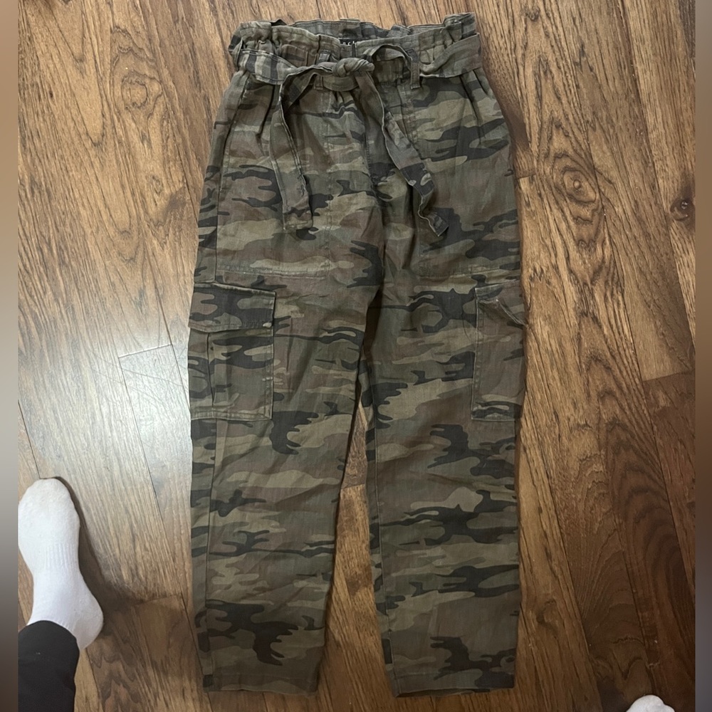 Sanctuary linen camo paperbag pants with belt. Straight leg and size 26.